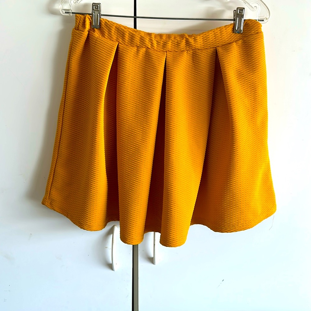 Glamorous yellow mini skirt. Size Medium.